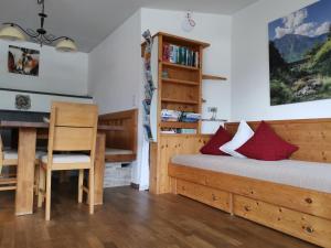 1 dormitorio con cama, escritorio y mesa en Lamplhof, en Wiesing