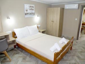 a bedroom with a bed and a desk and a chair at Dream House in Theológos