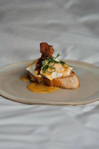 un pedazo de comida en un plato en una mesa en Warszauer Hotel en Cracovia