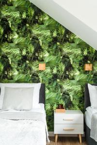 a bedroom with a green leafy wall at FARIE in Faryny