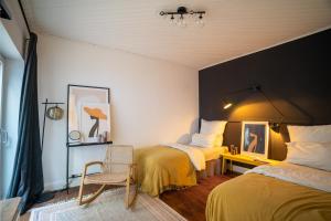 1 Schlafzimmer mit 2 Betten und einem Stuhl in der Unterkunft pestahome in Hannover