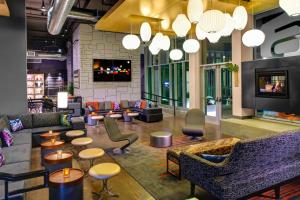 Zona de lounge sau bar la Aloft Wichita