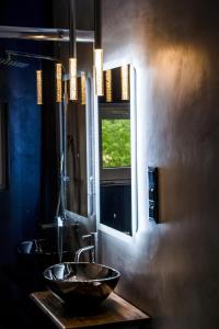 ein Badezimmer mit Waschbecken und Fenster in der Unterkunft FARIE Mazury Dom na wyłączność dla 20 osób z Basenem, Sauną i Jacuzzi in Faryny
