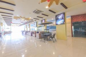 蘇爾的住宿－Super OYO 111 Al Thabit Hotel，大楼内带桌椅的大堂