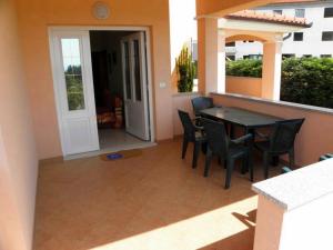 Zdjęcie z galerii obiektu Apartment in Premantura with terrace, air conditioning, WiFi, washing machine 3352-26 w mieście Premantura