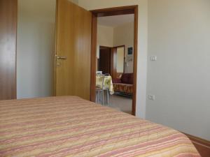 Zdjęcie z galerii obiektu Apartment in Premantura with terrace, air conditioning, WiFi, washing machine 3352-26 w mieście Premantura