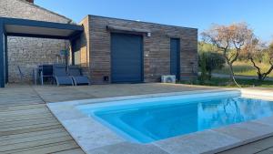 a swimming pool in front of a house with a patio at LA CASA DE FRANCOIS in Oraison