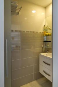 y baño con ducha y lavamanos. en Apartments Sarc Rovinj, en Rovinj