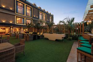 Ramada by Wyndham Varanasi Katesar外面的花园