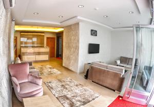 TV a/nebo společenská místnost v ubytování Serenti Pamuk Hotel