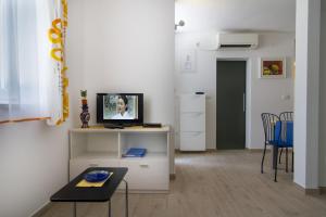 Una televisión o centro de entretenimiento en Apartments Sarc Rovinj