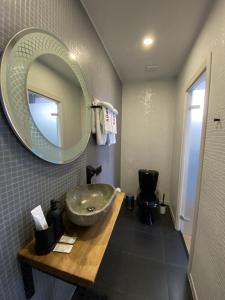 uma casa de banho com um lavatório e um espelho em Petrov Avenue Guest House em Pereslavl-Zalessky