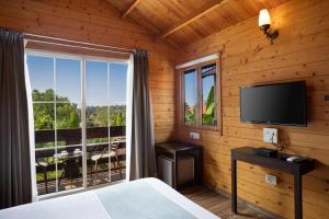 TV a/nebo společenská místnost v ubytování White Wood Resort By Stone Wood Hotels