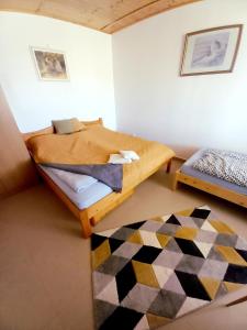 1 dormitorio con litera y alfombra en Csodarét Kúria, en Mórahalom