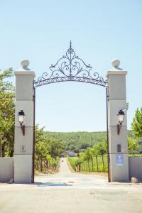 um portão aberto para uma entrada com uma estrada em Domaine Les Terres de Saint-Hilaire em Ollières