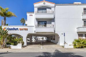 een wit gebouw met een bord met een overzicht van comfort bij Comfort Suites San Clemente Beach in San Clemente