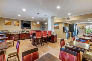 Restaurant o un lloc per menjar a Comfort Inn & Suites Huntington Beach