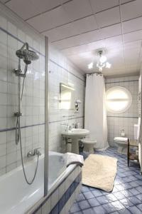 メストレにあるDimora Mantelliのバスルーム(シャワー、バスタブ、シンク付)