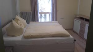 Llit o llits en una habitació de Pension Freizeitzentrum Sambachshof