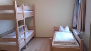 Llit o llits en una habitació de Pension Freizeitzentrum Sambachshof