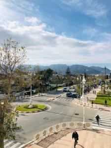 eine Stadtgrenze mit einer Straße, an der Menschen die Straße überqueren in der Unterkunft Dream's Hotel in Tétouan