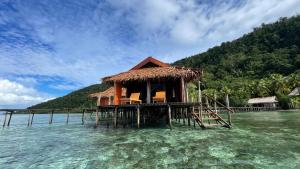 une maison sur une jetée dans l'eau dans l'établissement Nyande Raja Ampat, à Pulau Mansuar