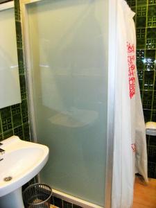a bathroom with a shower and a sink at Apartament ARTS 3 in L'Estartit