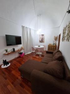 un soggiorno con divano e tavolo di MiMì Luxury Home a Catania