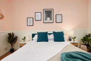 ハロゲートにあるCentral Harrogate 2 Bedroom Apartmentのベッドルーム(青い枕の大きな白いベッド付)