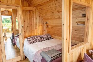 Katil atau katil-katil dalam bilik di Beinn A Ghlo Luxury Glamping Pod with Hot Tub & Pet Friendly at Pitilie Pods