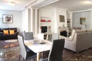 a living room with a table and chairs at La Corredera in Úbeda
