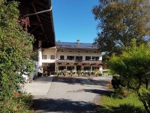 un gran edificio blanco con un balcón en la parte superior. en Am Valtlhof, en Grabenstätt