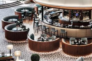 una vista sul soffitto di una hall con bar di InterContinental David Tel Aviv by IHG a Tel Aviv