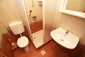 Kúpeľňa v ubytovaní Apartment in Kali with sea view, balcony, air conditioning WiFi 4675-1