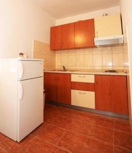 kuchnia z białą lodówką i drewnianymi szafkami w obiekcie Apartment in Kali with sea view, balcony, air conditioning WiFi 4675-1 w mieście Kali