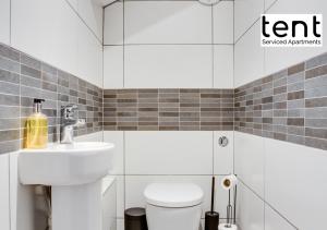 Central 1 BR apt , pkg, great for long term guests的一间浴室