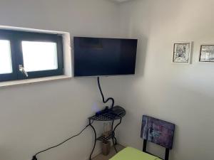 een hoek van een kamer met een televisie en een toetsenbord bij Apartments Vila Vino in Sveta Nedelja
