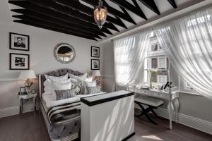 Deluxe Victoria House with Views over the historic Pimlico Conservation Area