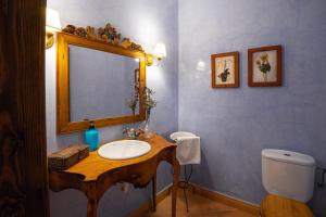 Un baño con lavabo, espejo e inodoro. en Ses Àmfores, en Ciutadella 13 fotos más