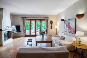 Una sala de estar con un sofá y una chimenea. en Ses Àmfores, en Ciutadella