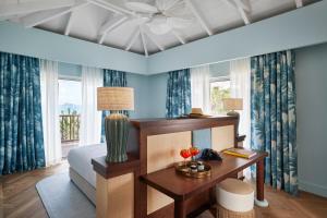 een woonkamer met een bureau en een bank bij Tropical Hotel St Barth in Gustavia