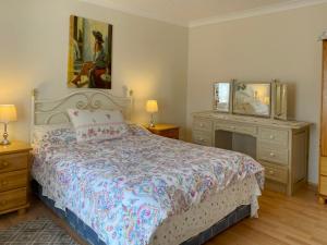 ein Schlafzimmer mit einem großen Bett und zwei Nachttischen in der Unterkunft Cottage 397 - Carna in Carna