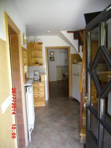 una cocina con una escalera que conduce a una habitación en Holiday Home Pri Srni en Bohinj