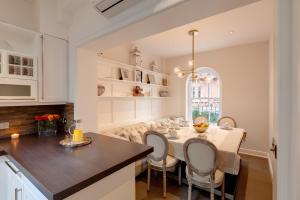 cocina y comedor con mesa y sillas en Flawless Eight-bedroom Cheyne Family home in the heart of Chelsea en Londres