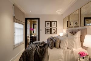 Un pat sau paturi într-o cameră la Majestic Belgrave House next to Buckingham Palace Garden
