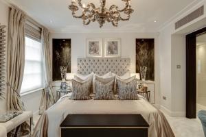Un pat sau paturi într-o cameră la Majestic Belgrave House next to Buckingham Palace Garden