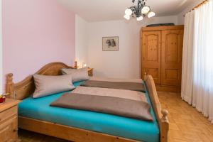 a bedroom with two beds and a chandelier at Haus Sonnenrose in Reit im Winkl