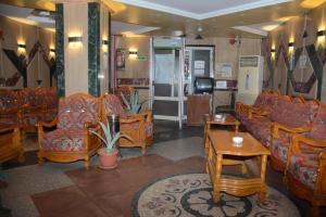 Posezení v ubytování New Saint Catherine Hotel
