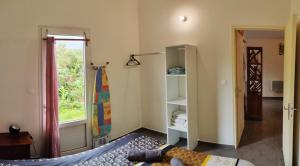 a room with a bed and a window at Villa Camélias in La Plaine des Palmistes