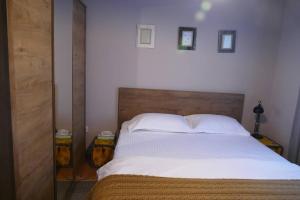 a bedroom with a large bed with a wooden headboard at Apartament in cartier Avantgarden cu semineu! in Braşov